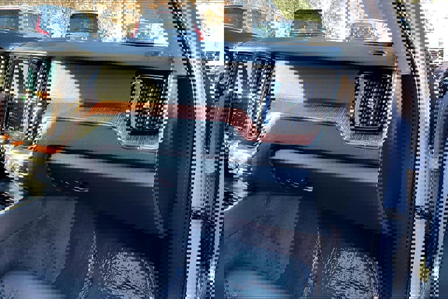 Certified 2023 Volvo XC60 B5 Plus w/ Climate Package image 18