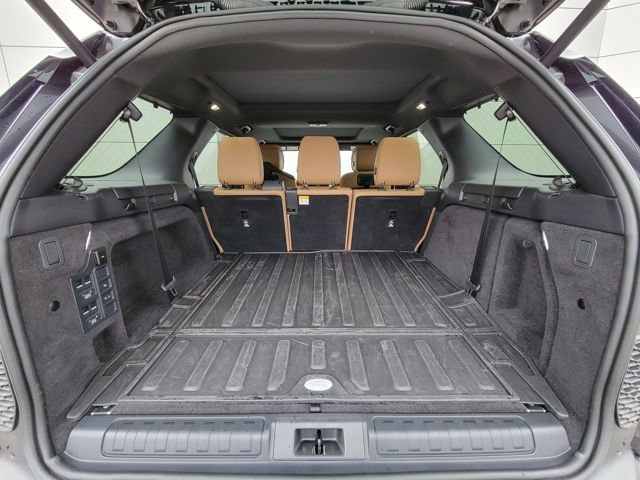 Used 2025 Land Rover Discovery Dynamic SE image 12