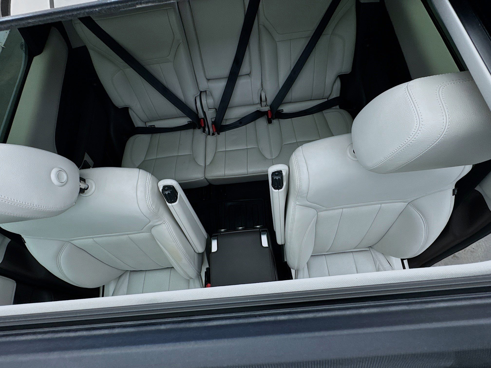 Used 2018 Land Rover Discovery HSE image 14