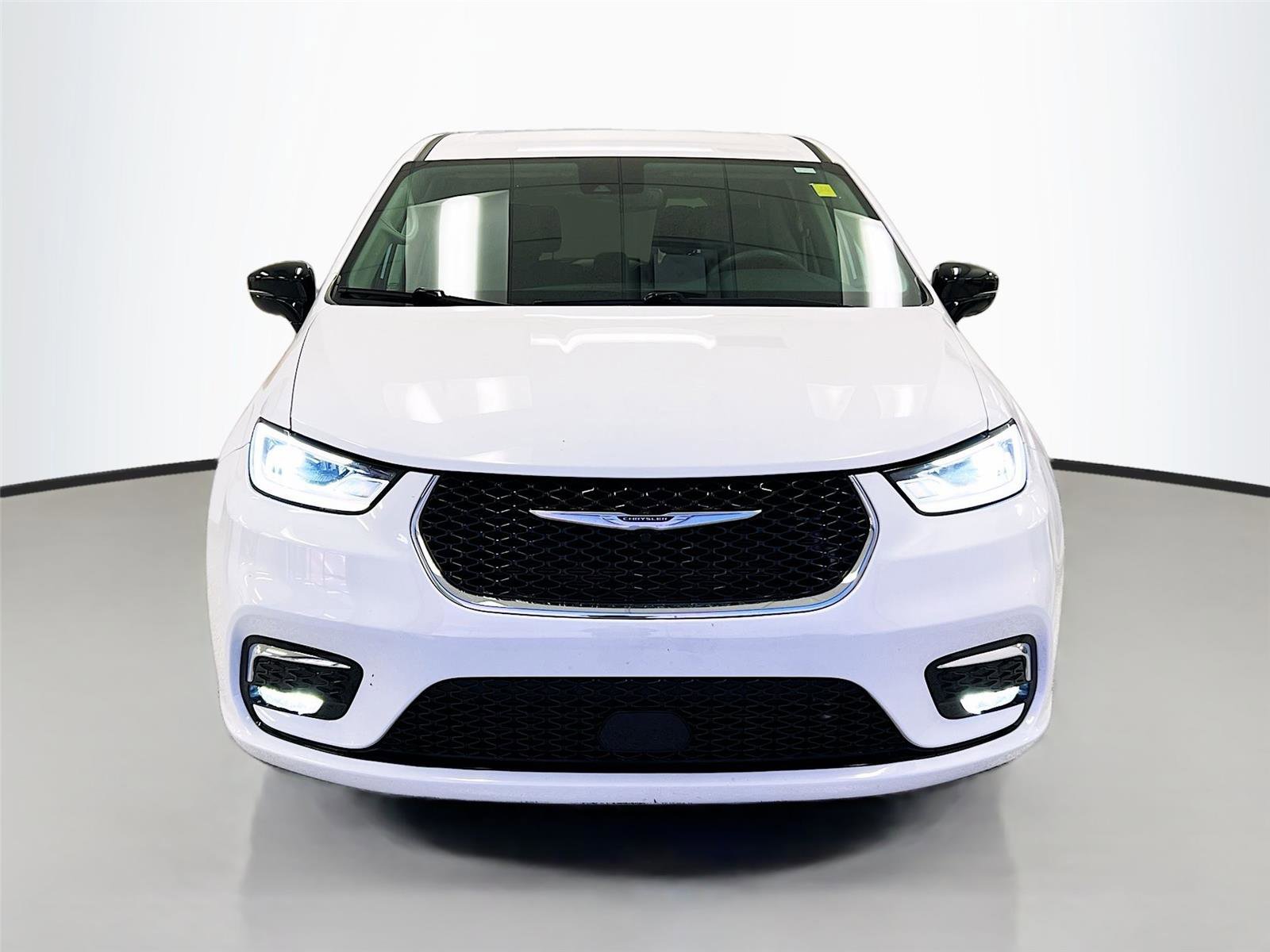 Used 2024 Chrysler Pacifica Touring-L FWD image 2