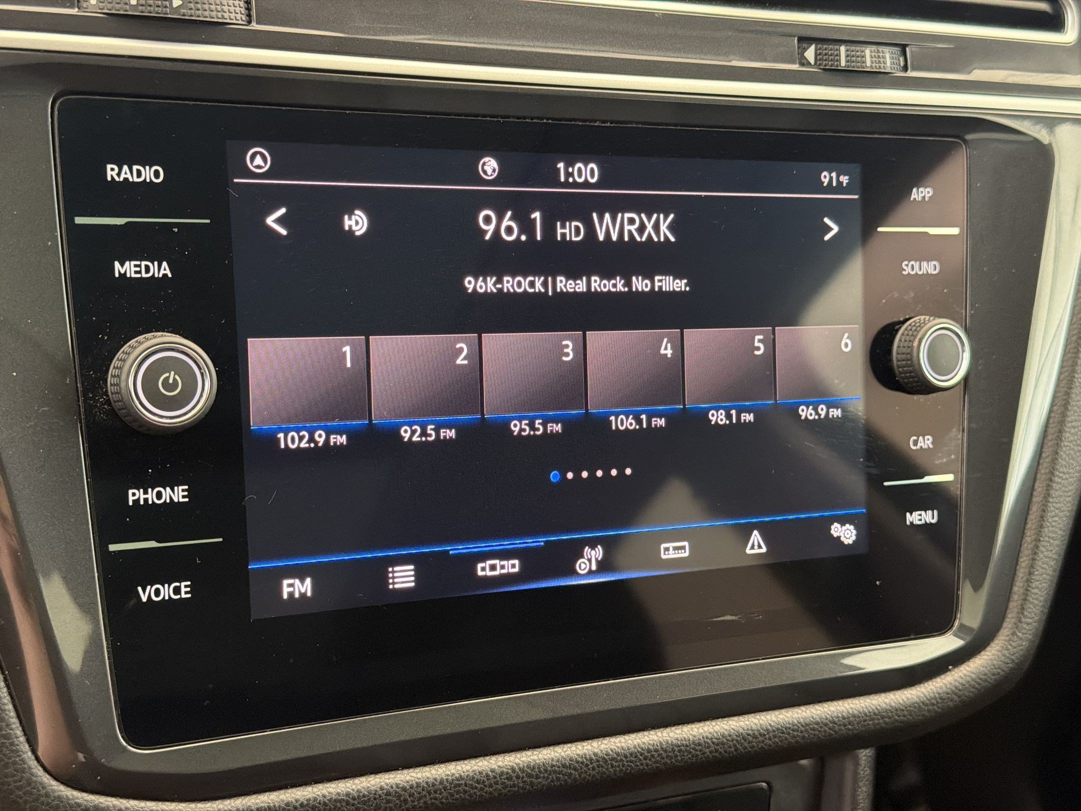 Certified 2024 Volkswagen Tiguan SE w/ Panoramic Sunroof Package FWD image 18