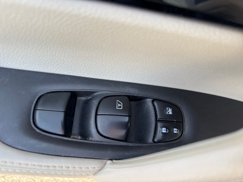 Used 2022 Nissan Rogue Sport SV FWD image 17