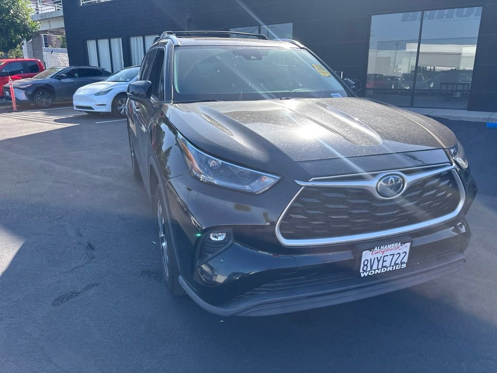 Used 2021 Toyota Highlander XLE FWD image 2