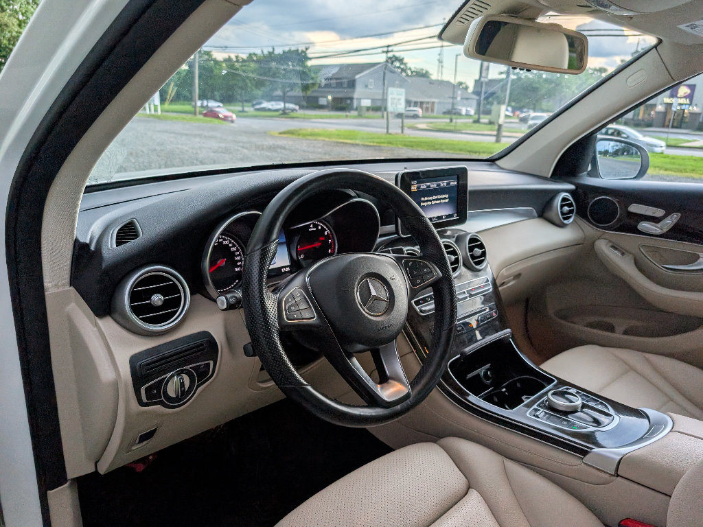 Used 2018 Mercedes-Benz GLC 300 4MATIC image 20