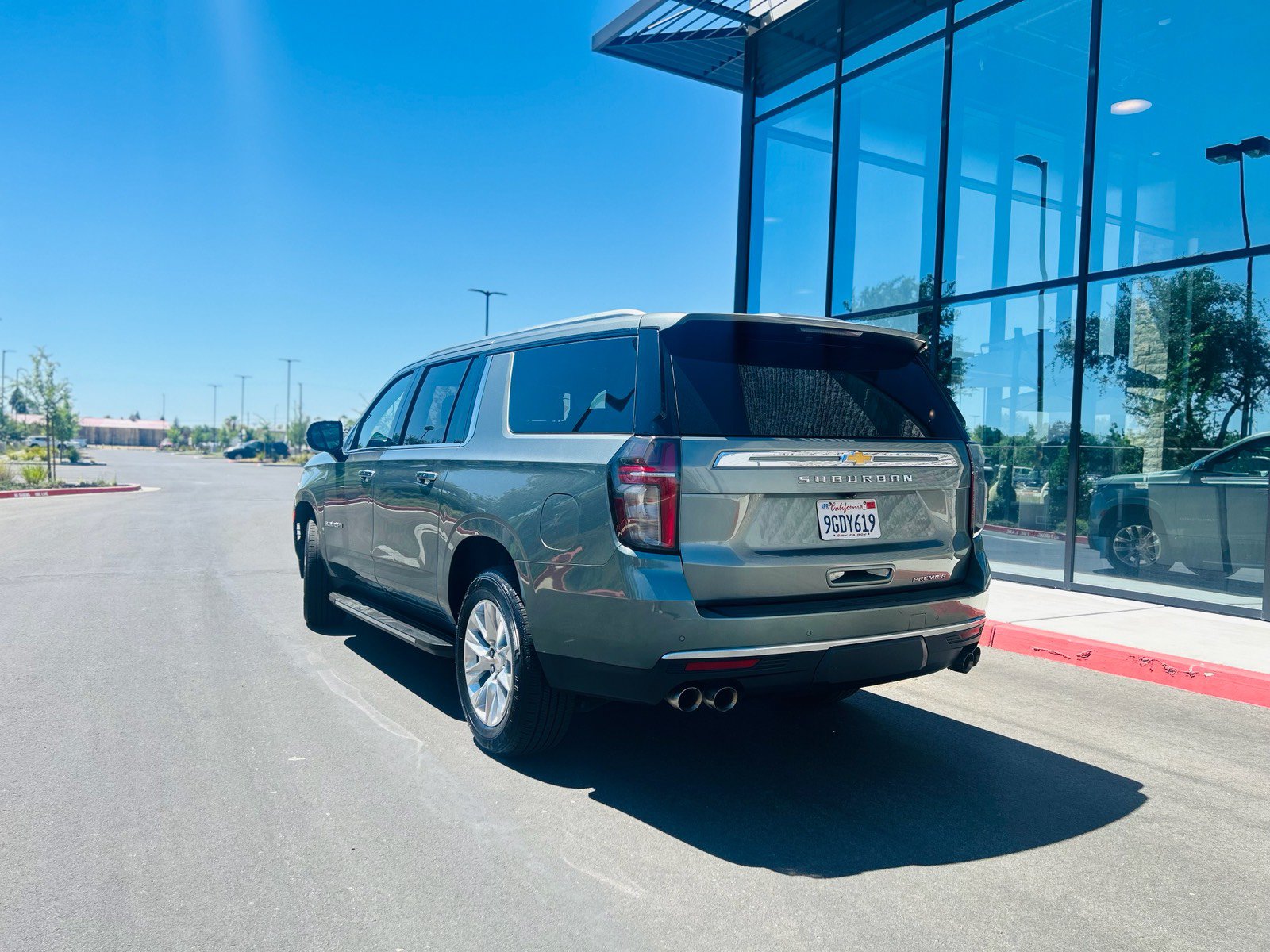 Used 2023 Chevrolet Suburban Premier AWD/4WD image 4