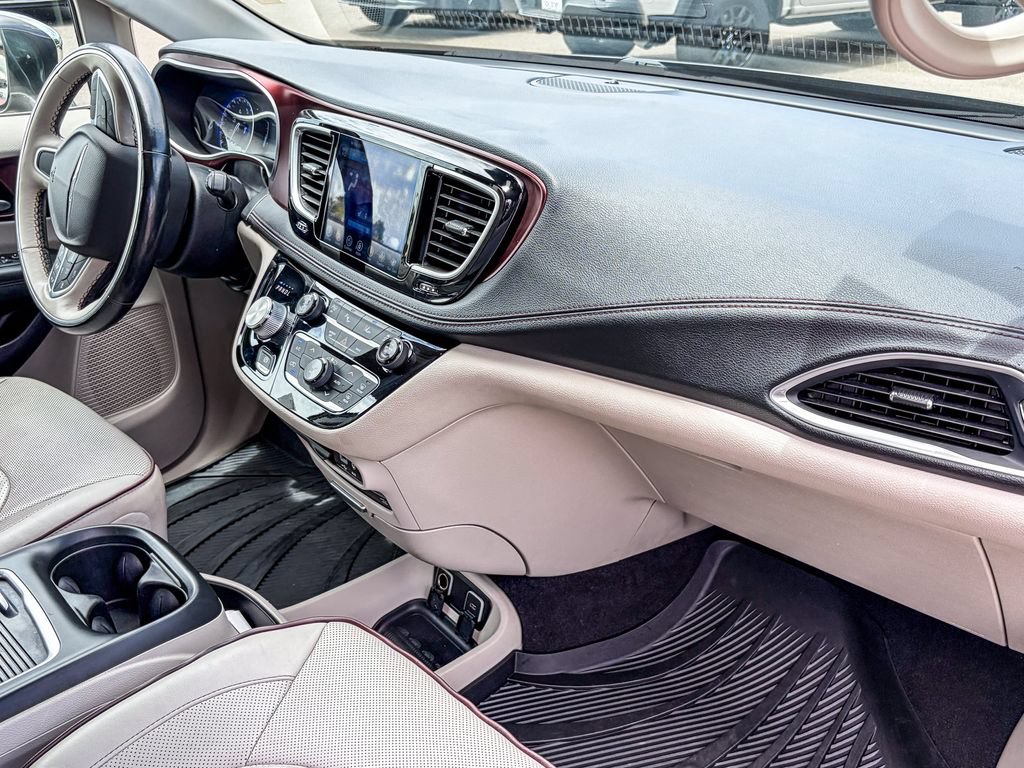 Used 2017 Chrysler Pacifica Limited w/ UConnect Theater Package FWD image 38