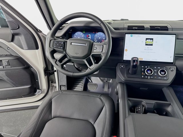 Used 2026 Land Rover Defender 130 X-Dynamic SE image 25