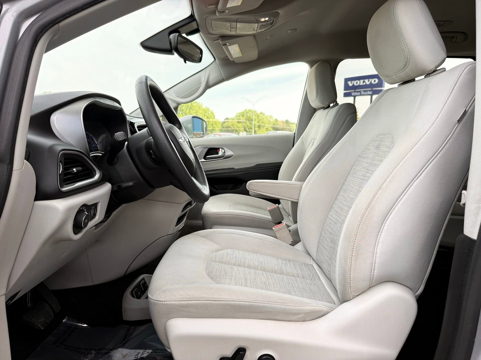 Used 2018 Chrysler Pacifica Touring Plus image 18