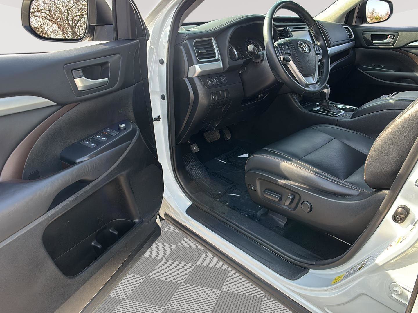 Used 2017 Toyota Highlander XLE image 2