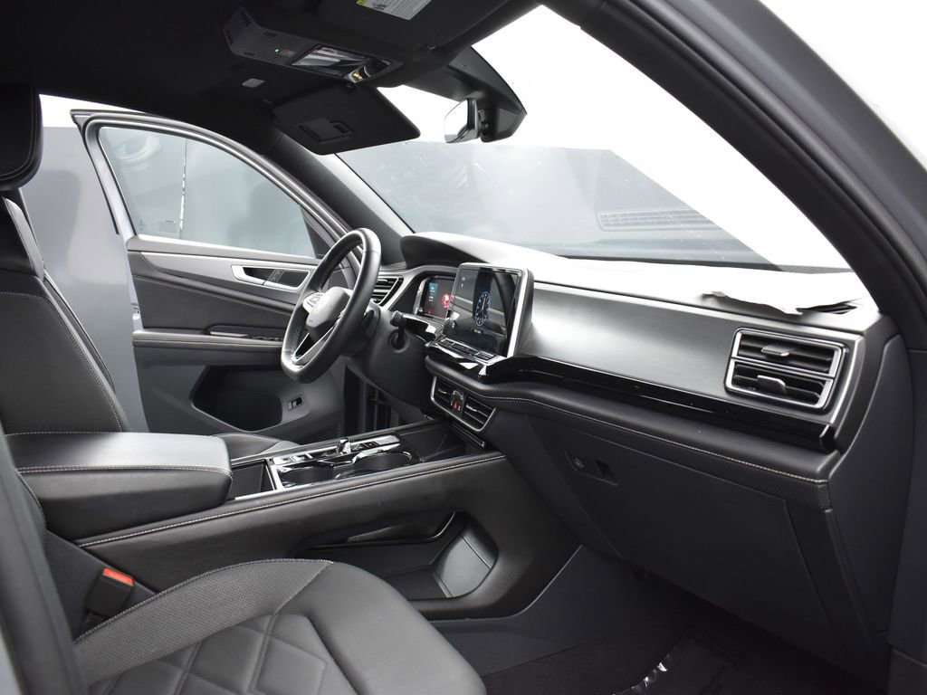 Used 2024 Volkswagen Atlas Cross Sport SE image 33