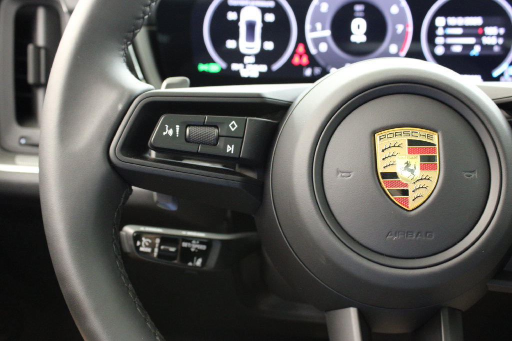 Used 2025 Porsche Cayenne S AWD/4WD image 34