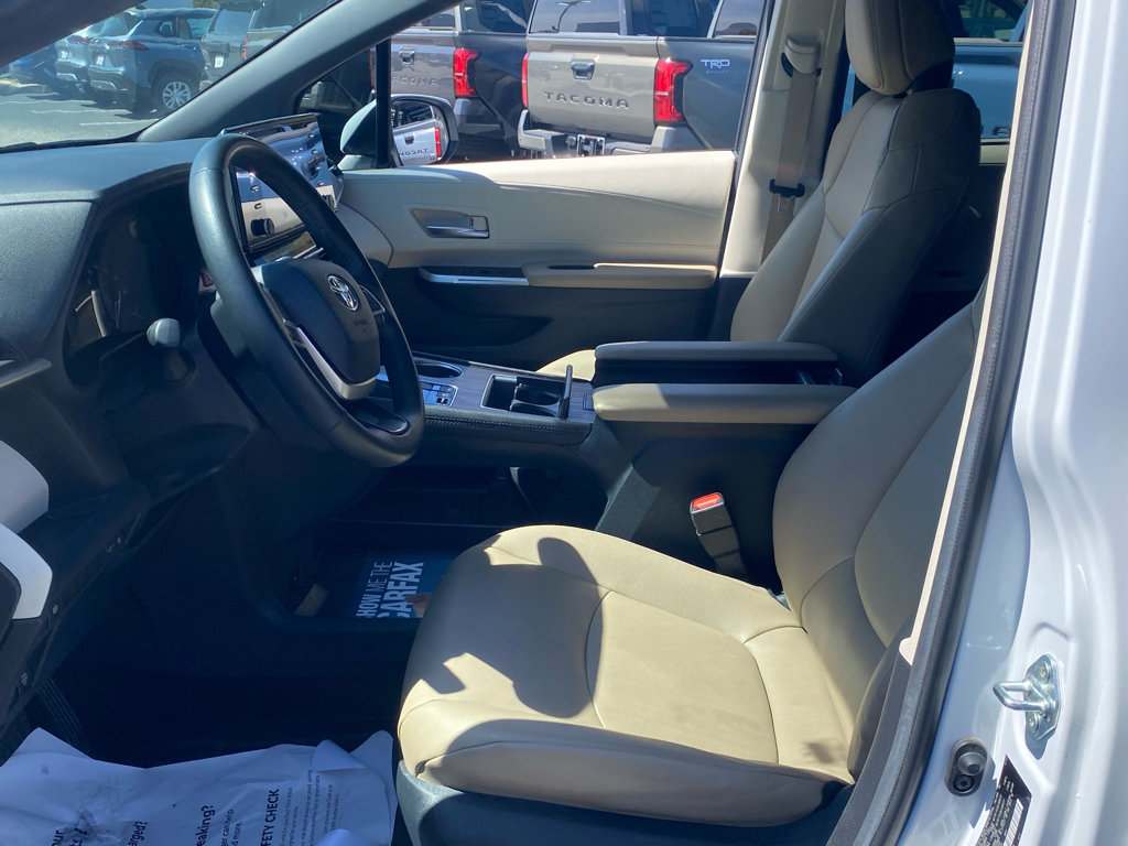 Used 2024 Toyota Sienna XLE image 5