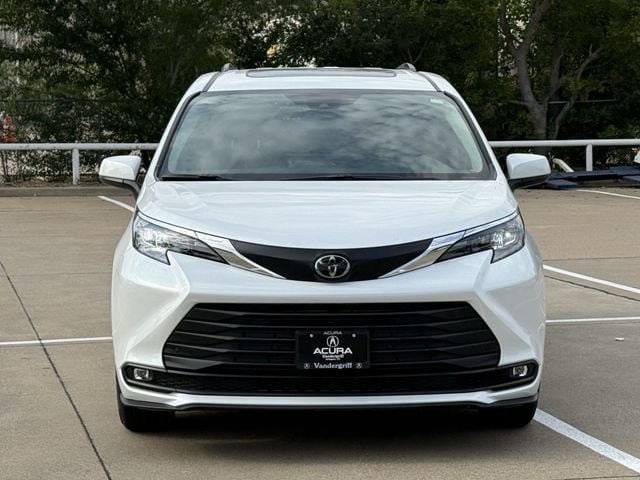 Used 2026 Toyota Sienna XLE FWD image 7