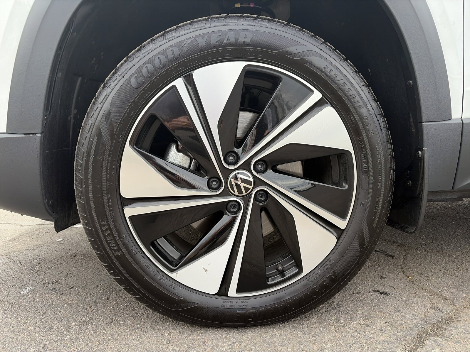 Certified 2025 Volkswagen Taos SE AWD/4WD image 11
