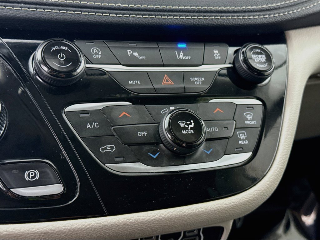Used 2024 Chrysler Pacifica Touring-L AWD/4WD image 8