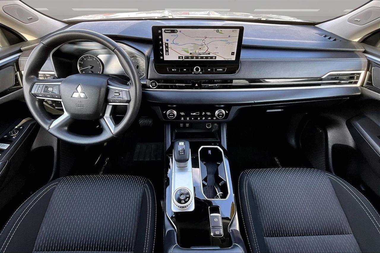 Used 2025 Mitsubishi Outlander ES image 8