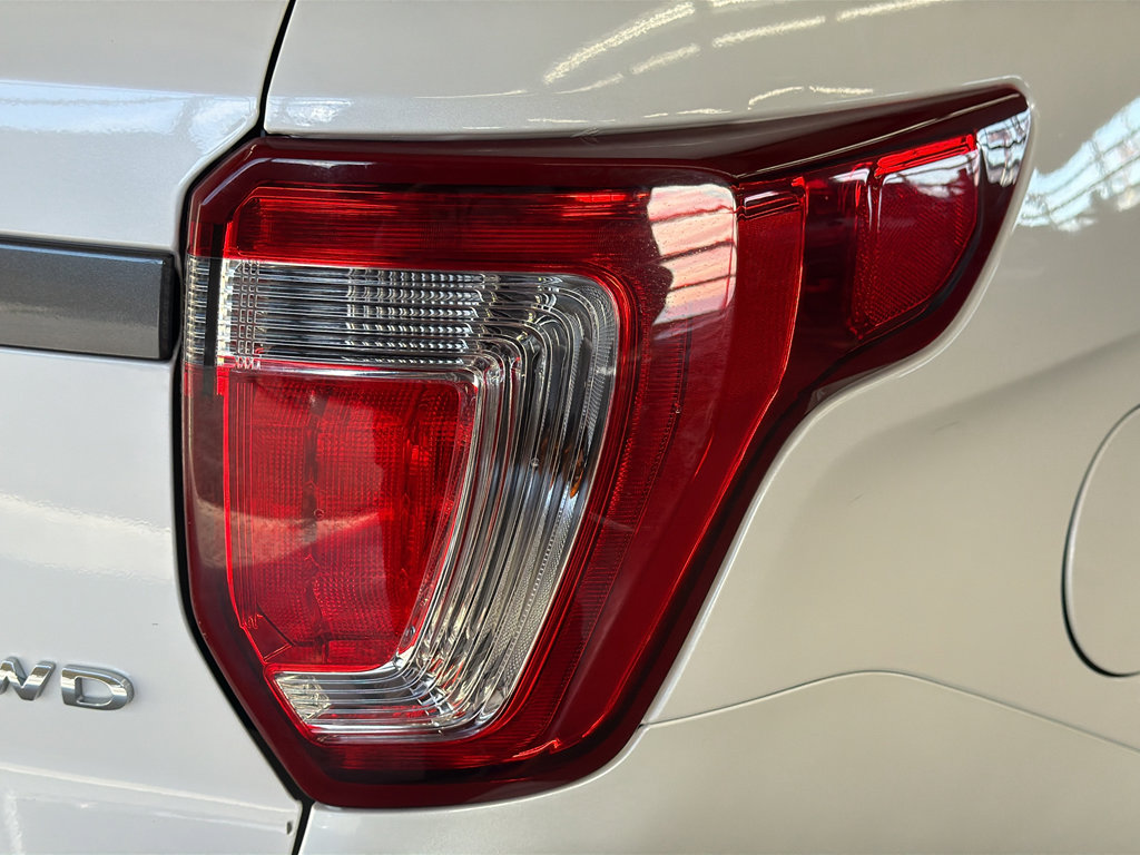 Used 2019 Ford Explorer XLT w/ Equipment Group 202A AWD/4WD image 7