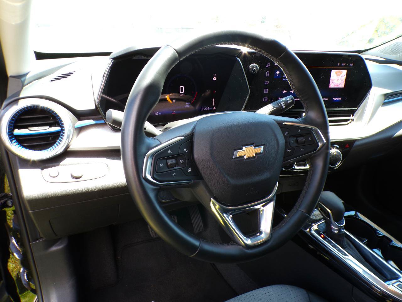 Used 2025 Chevrolet Trax LT w/ LT Convenience Package FWD image 23