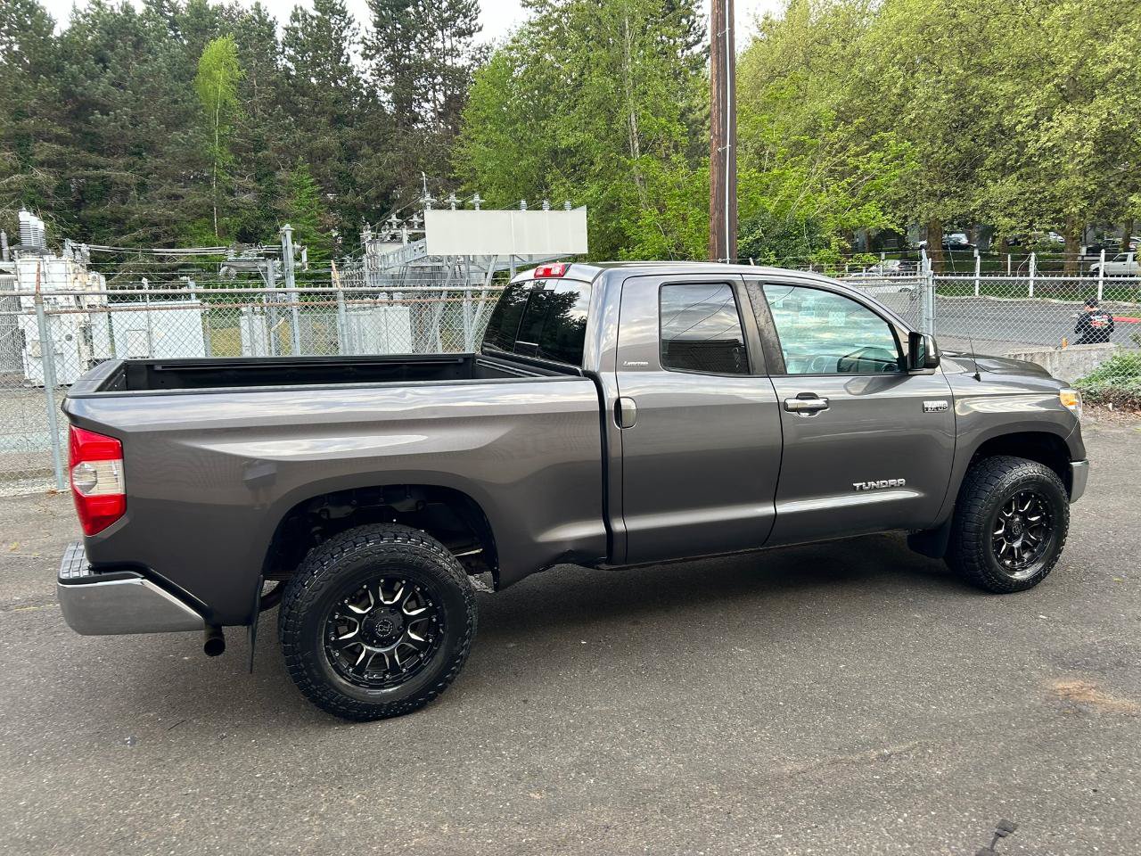 Used 2014 Toyota Tundra Limited w/ Limited Premium Package AWD/4WD image 4