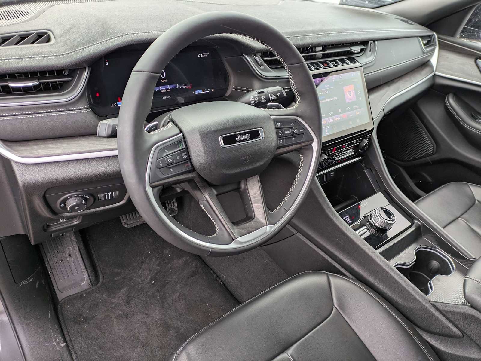 Used 2025 Jeep Grand Cherokee Limited image 2