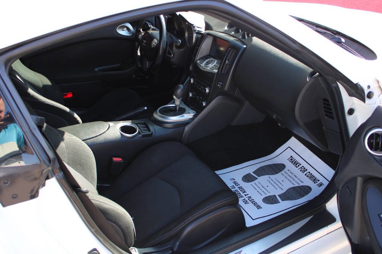 Used 2016 Nissan 370Z Coupe image 12