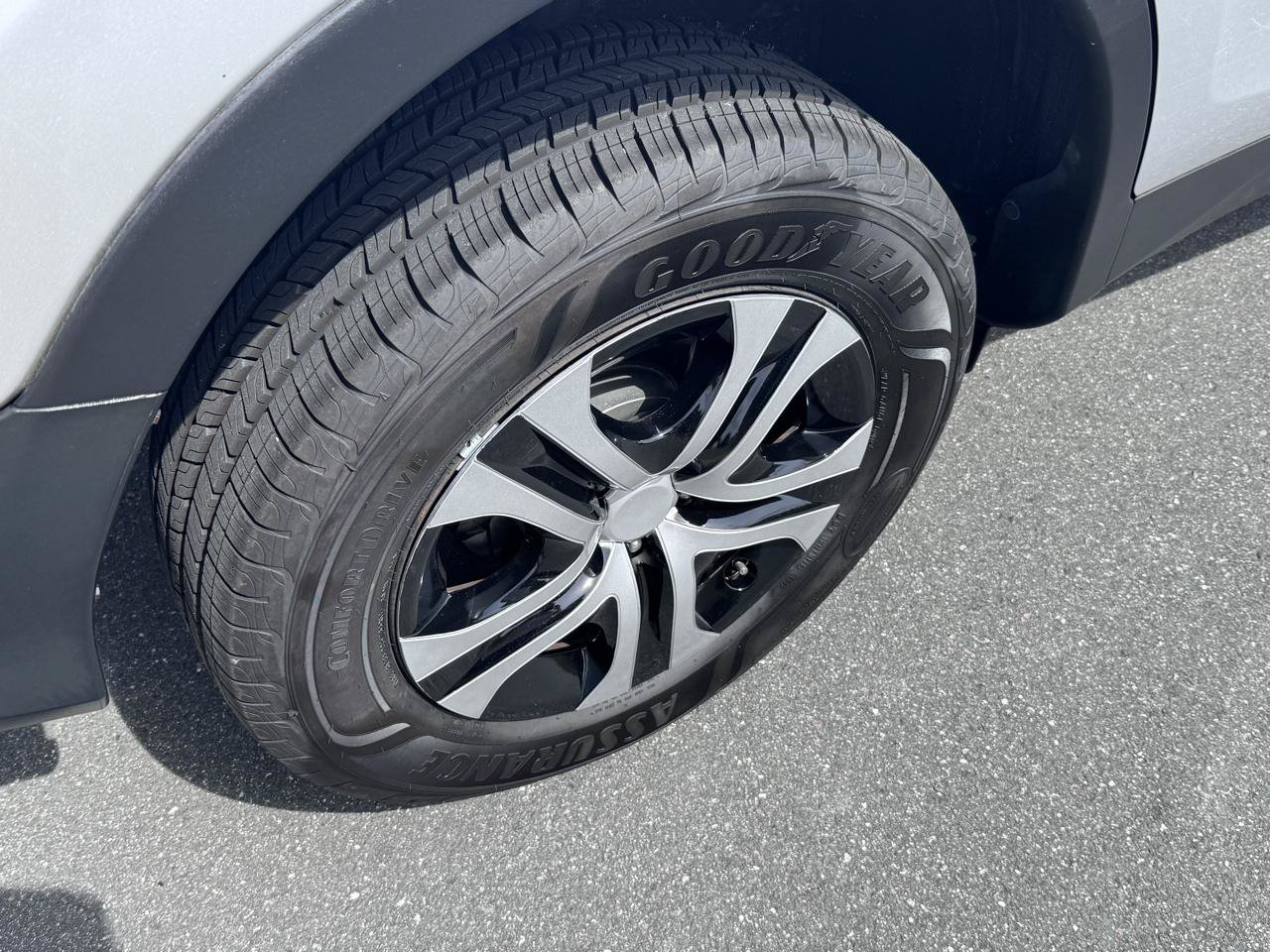 Used 2015 Toyota RAV4 LE AWD/4WD image 36