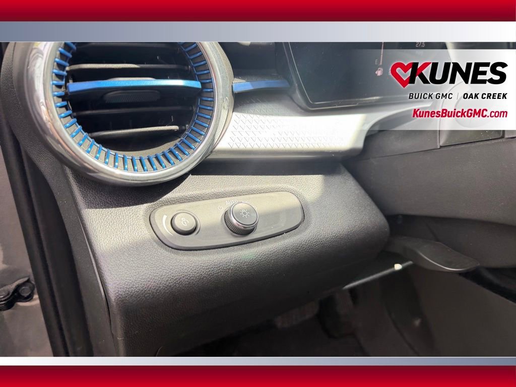Used 2025 Chevrolet Trax LT FWD image 10