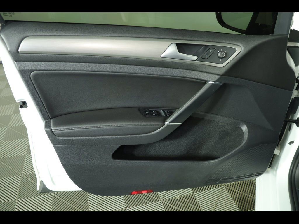 Used 2015 Volkswagen Golf S image 14