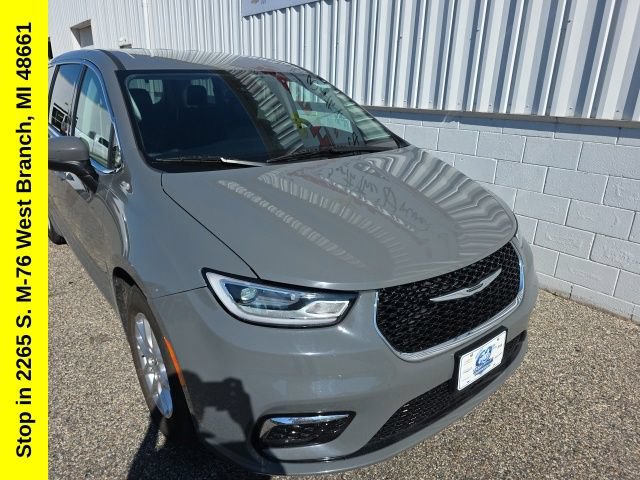 Used 2023 Chrysler Pacifica Touring-L FWD image 7