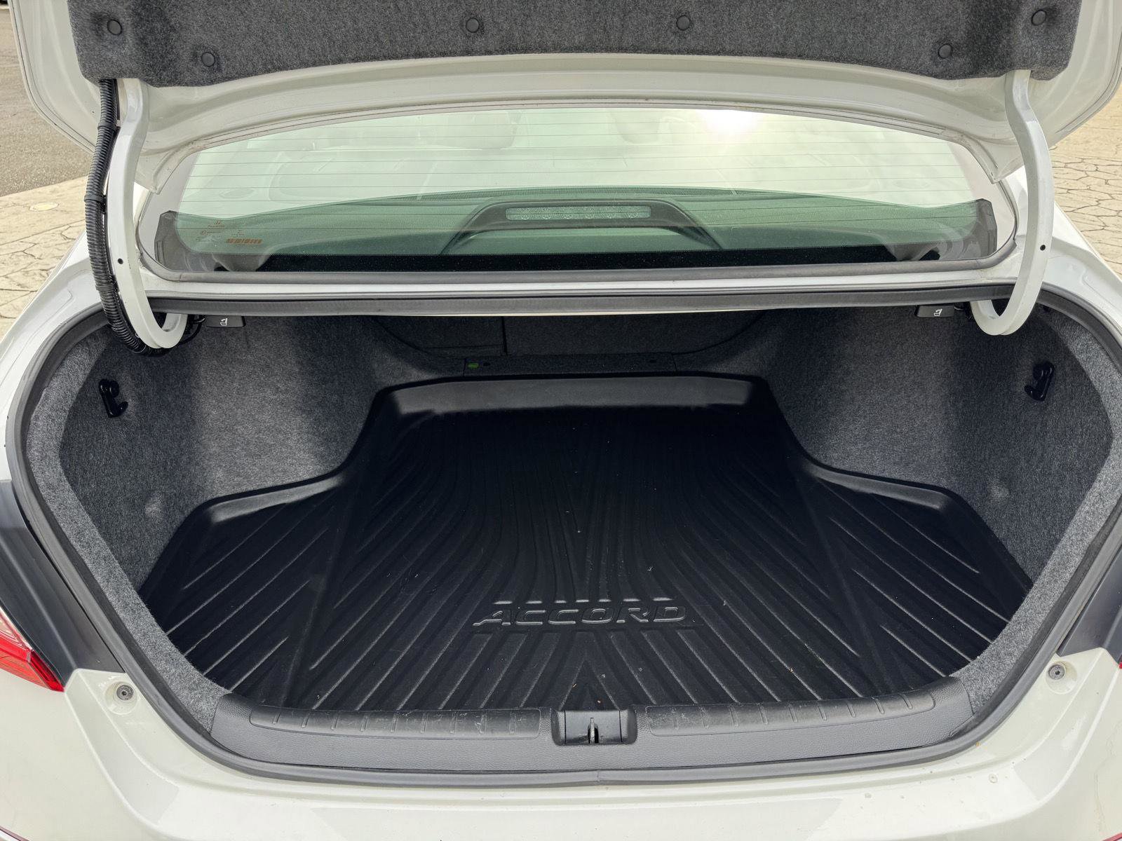 Used 2018 Honda Accord Touring image 13