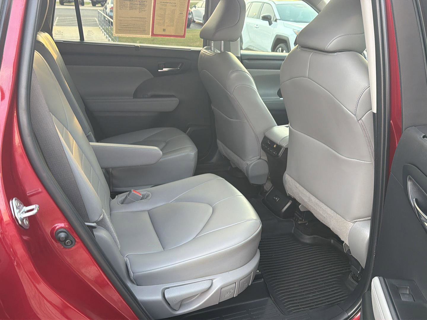 Certified 2024 Toyota Highlander XLE AWD/4WD image 13