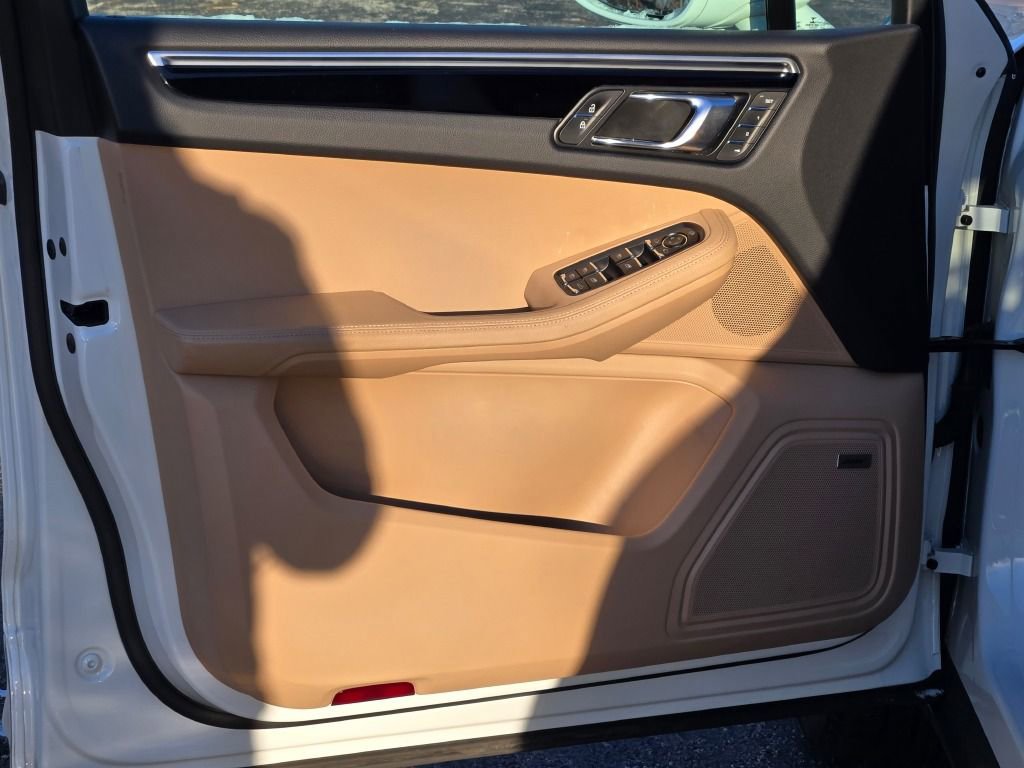 Certified 2022 Porsche Macan S image 17