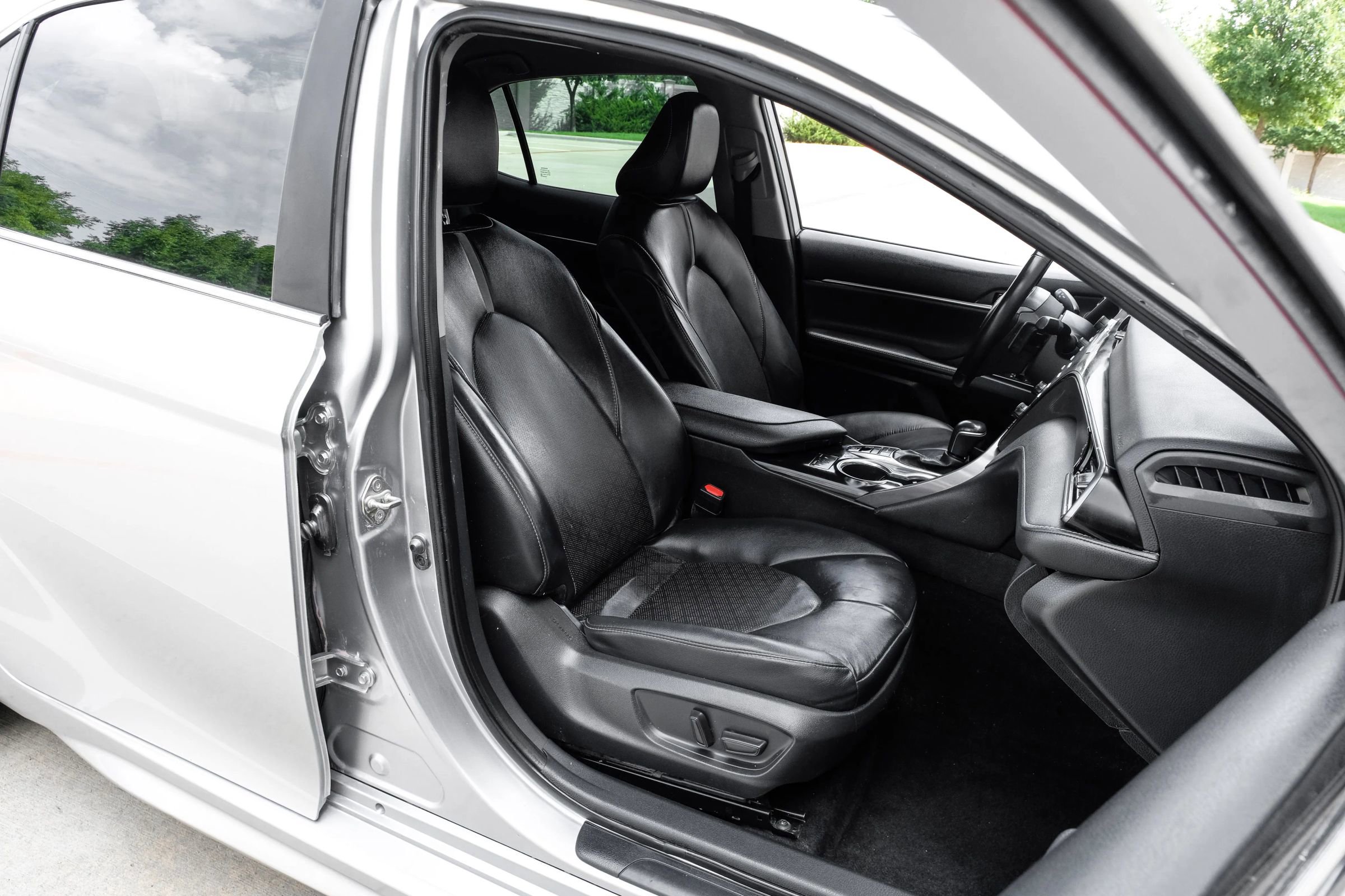 Used 2020 Toyota Camry XSE FWD image 36