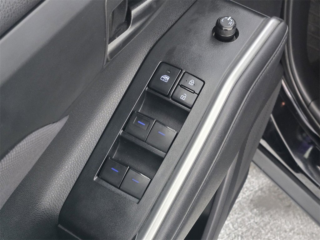 Used 2022 Toyota Highlander LE image 24