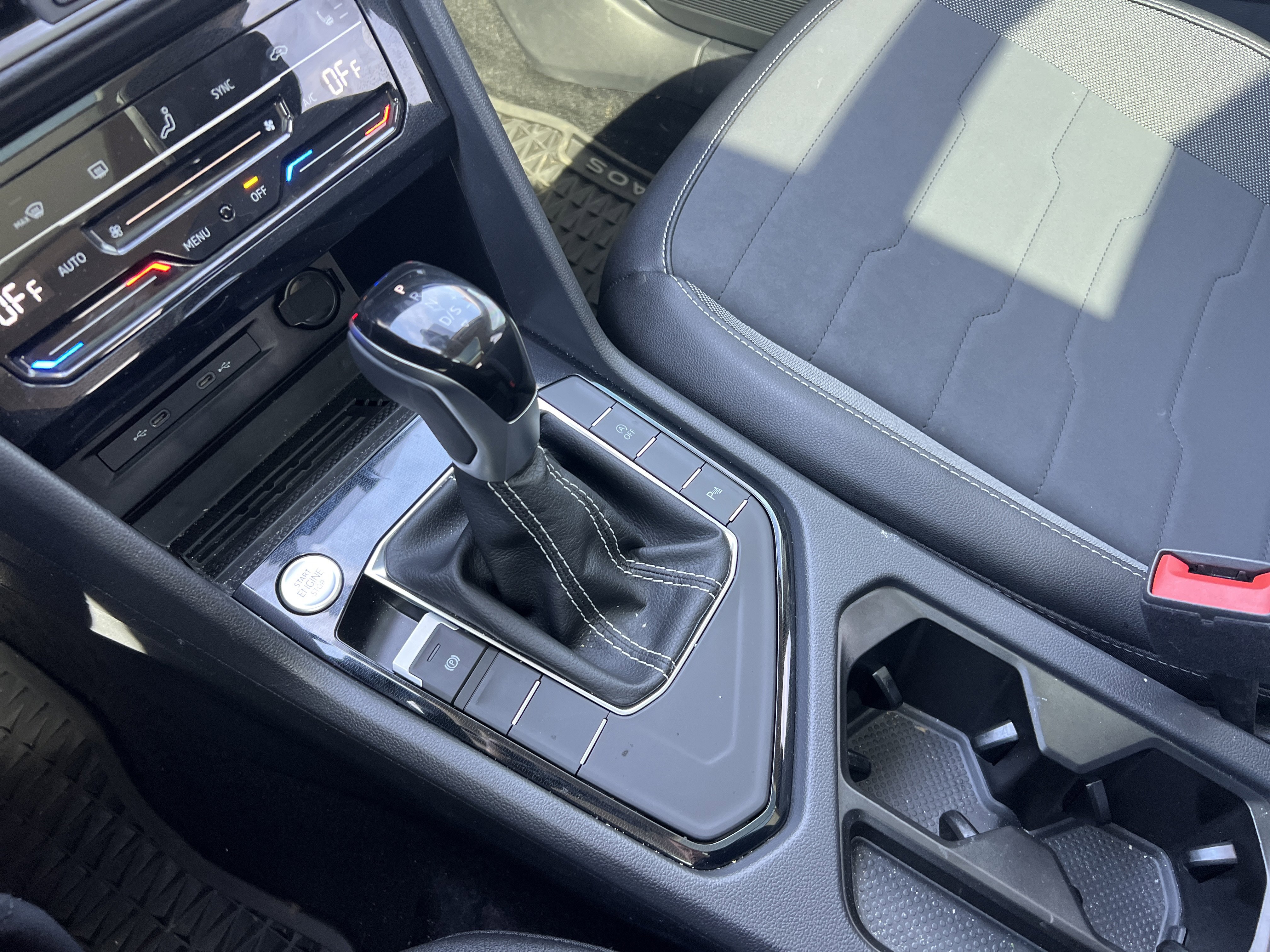 Certified 2025 Volkswagen Taos SE image 24