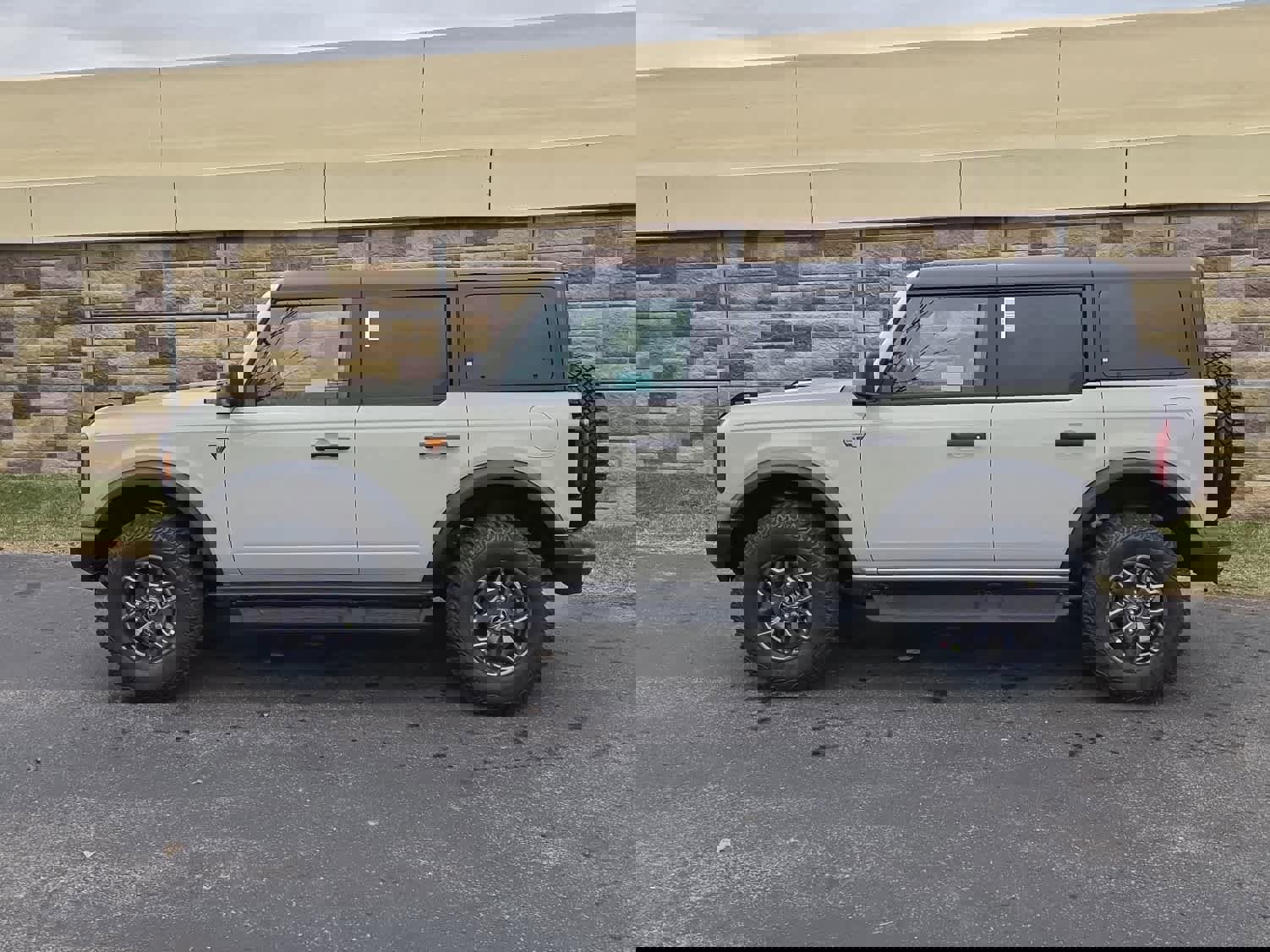 New 2025 Ford Bronco Badlands image 16