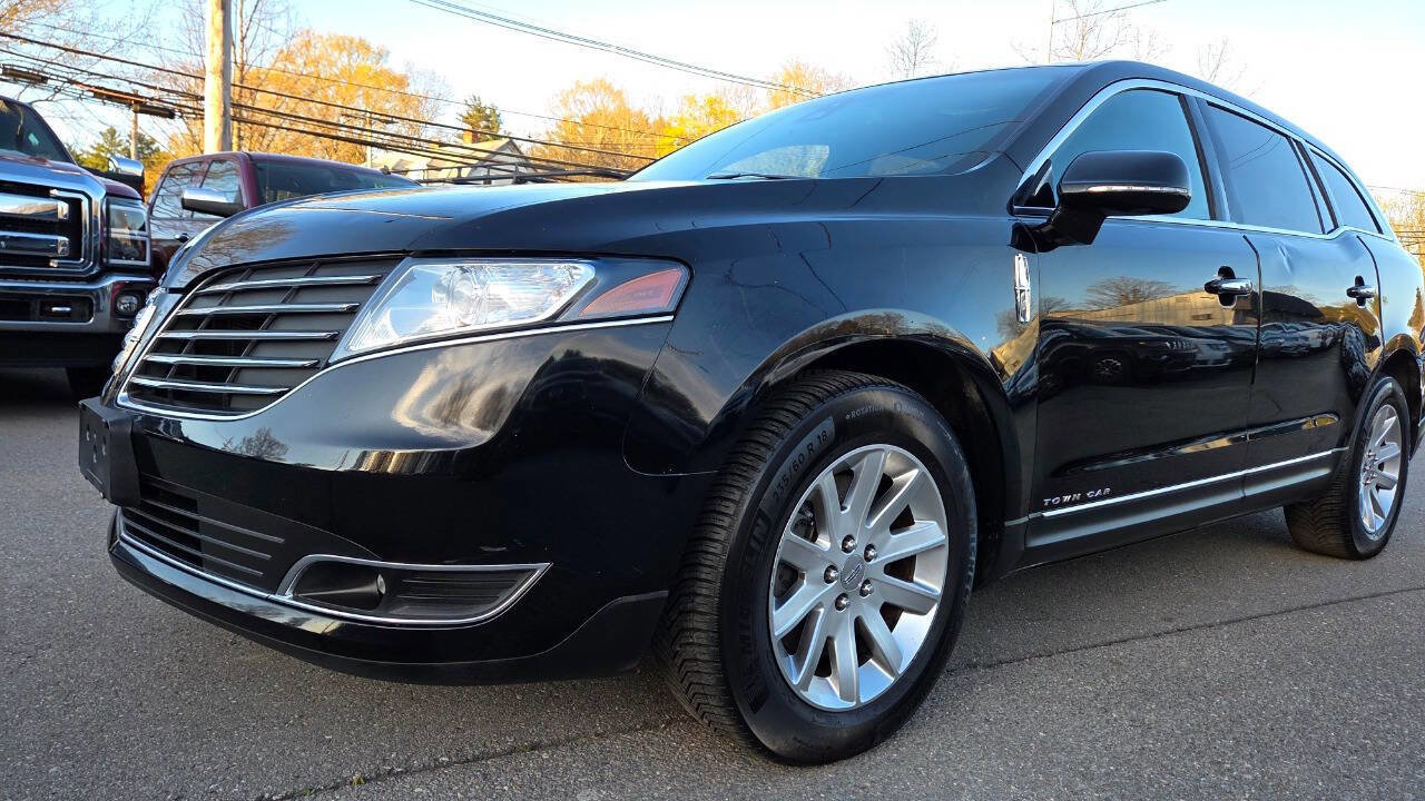 Used 2019 Lincoln MKT AWD image 5