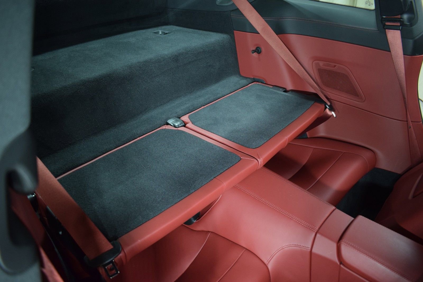 Used 2024 Porsche 911 Carrera RWD image 18