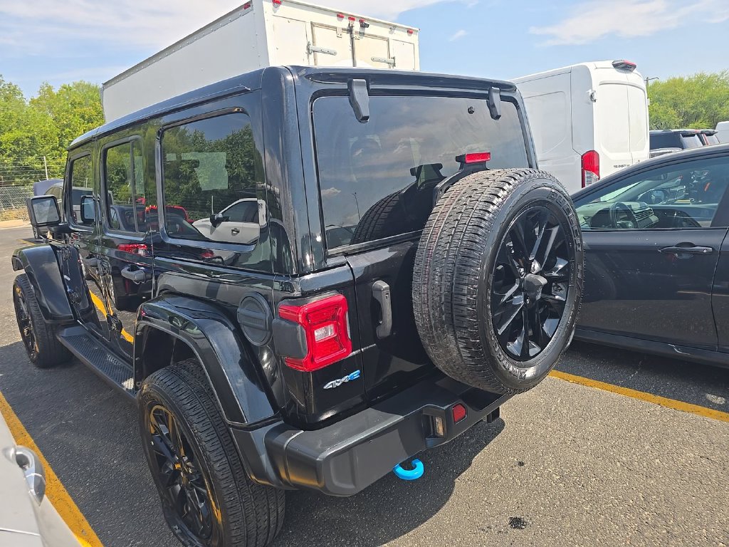 Used 2022 Jeep Wrangler Unlimited Sahara w/ Cold Weather Group AWD/4WD image 4