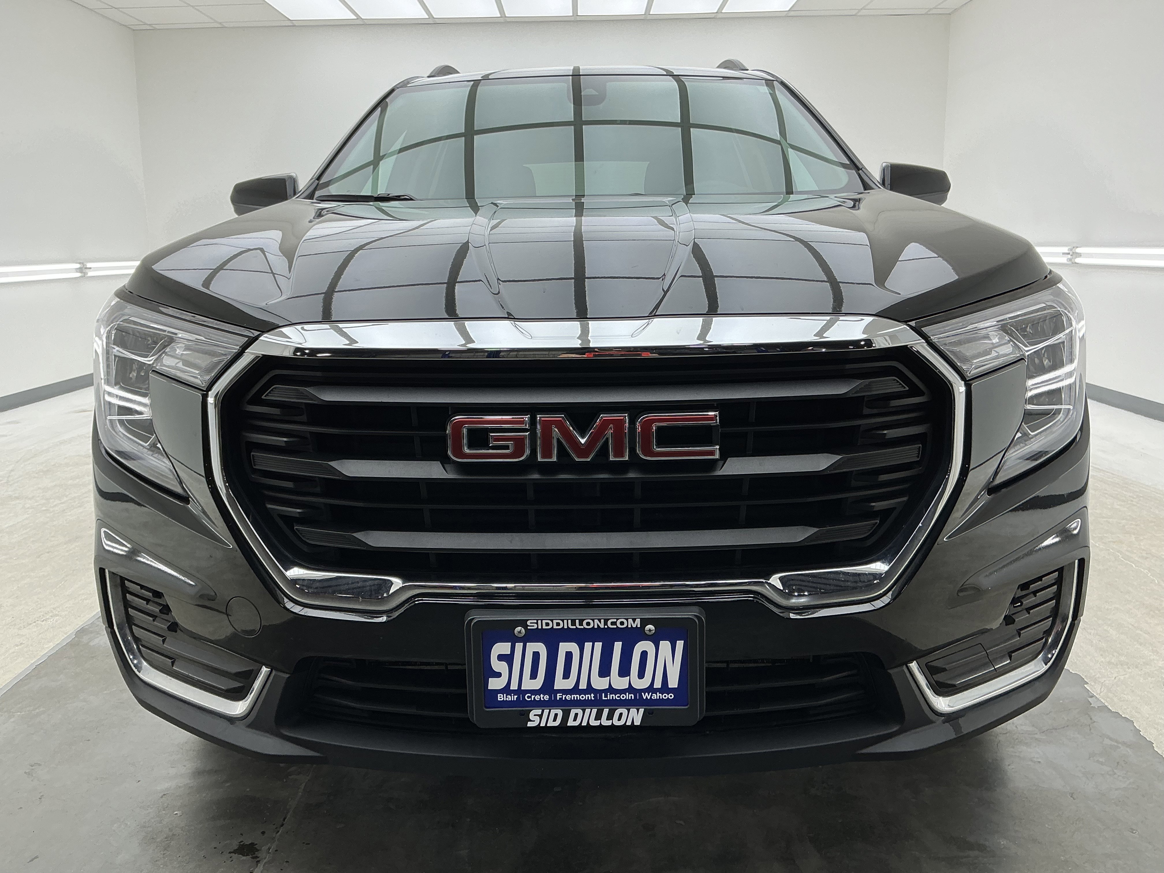 Used 2022 GMC Terrain SLE w/ Driver Convenience Package image 2