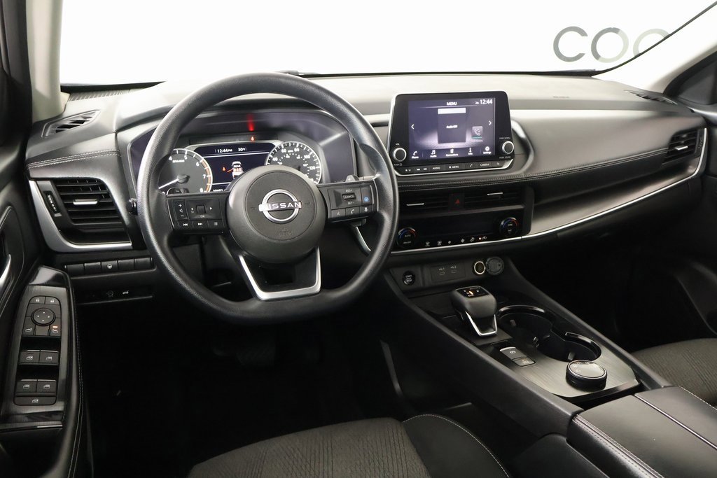 Used 2024 Nissan Rogue SV image 2