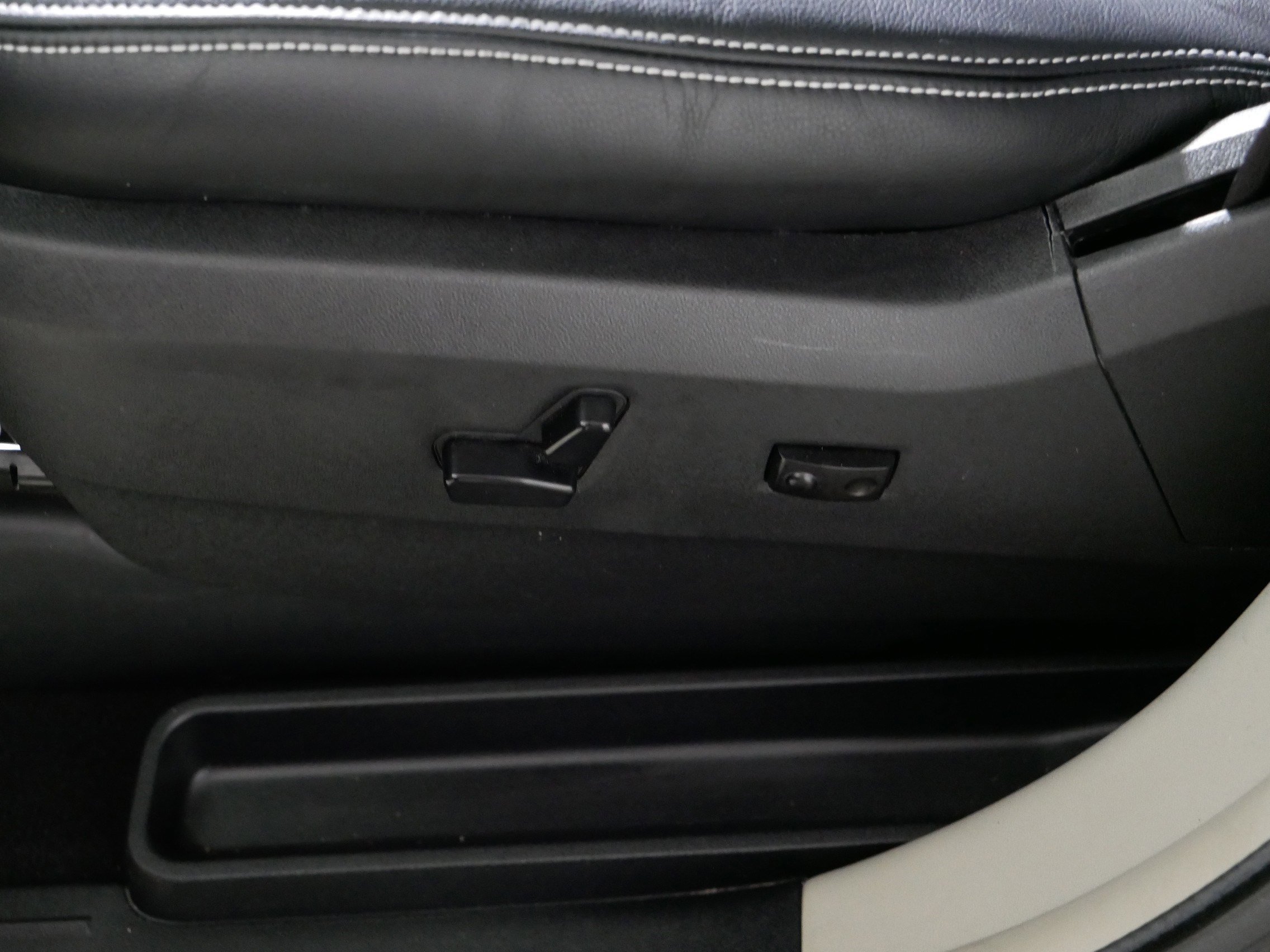 Used 2015 Chrysler Town & Country Touring w/ Driver Convenience Group FWD image 20