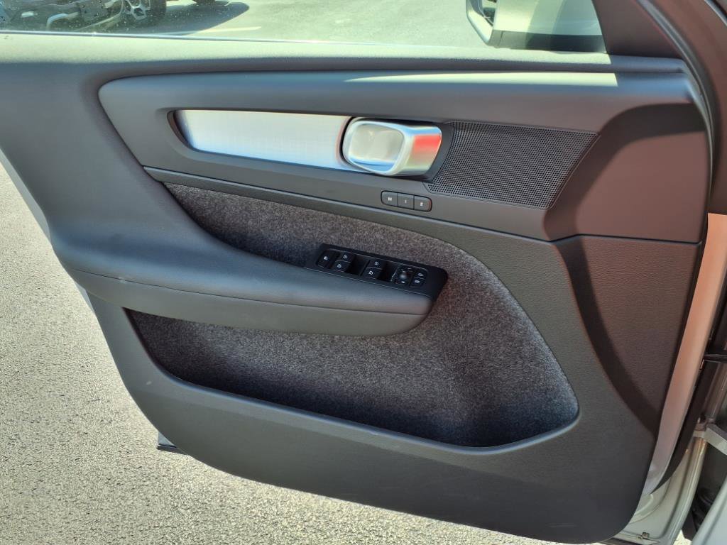 Used 2025 Volvo XC40 B5 Core image 19