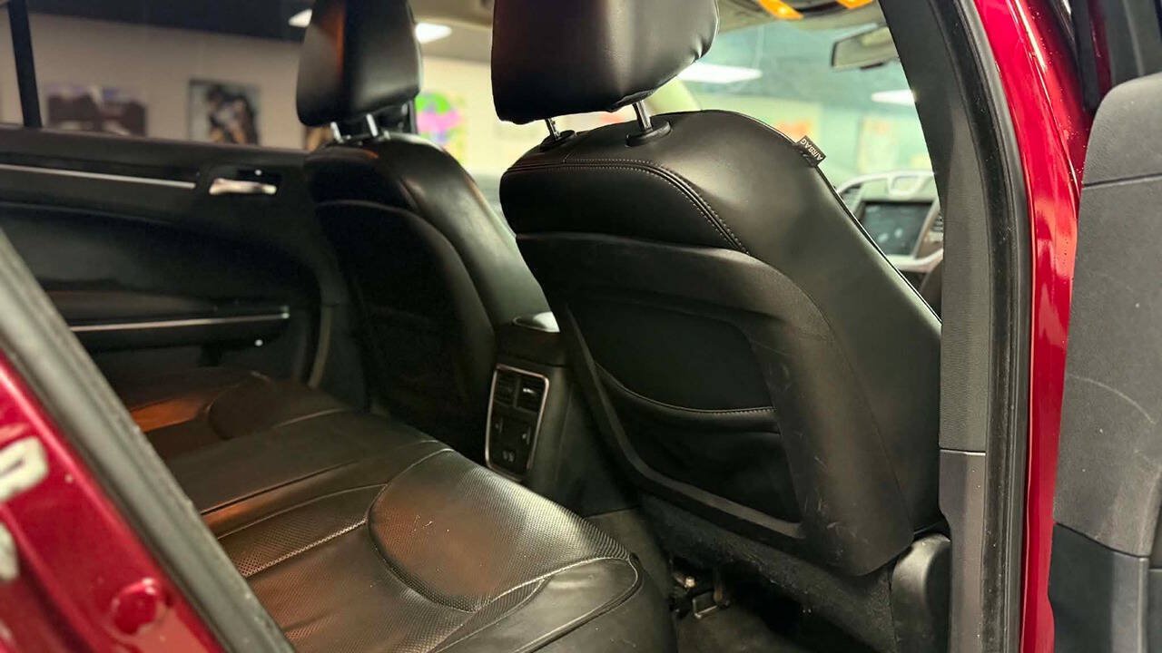 Used 2018 Chrysler 300 Limited RWD image 13