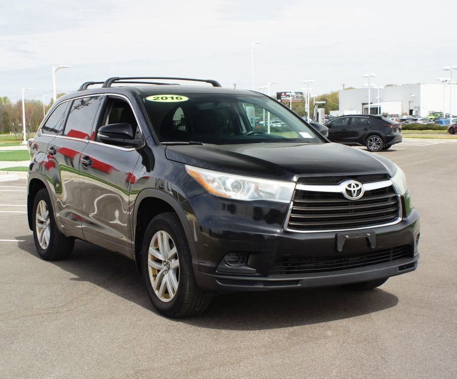 Used 2016 Toyota Highlander LE AWD/4WD image 2