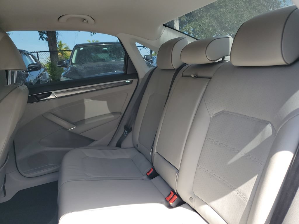 Used 2018 Volkswagen Passat 2.0T SE FWD image 12