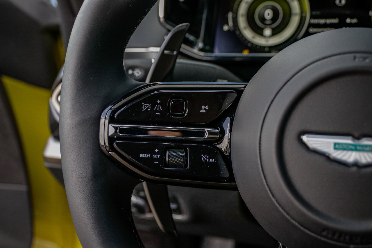 New 2025 Aston Martin V8 Vantage Coupe RWD image 24