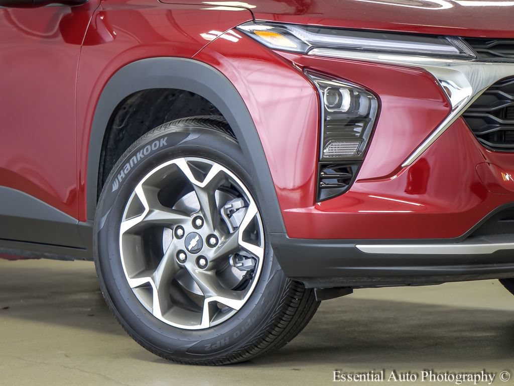 Used 2025 Chevrolet Trax LT w/ Driver Confidence Package FWD image 4