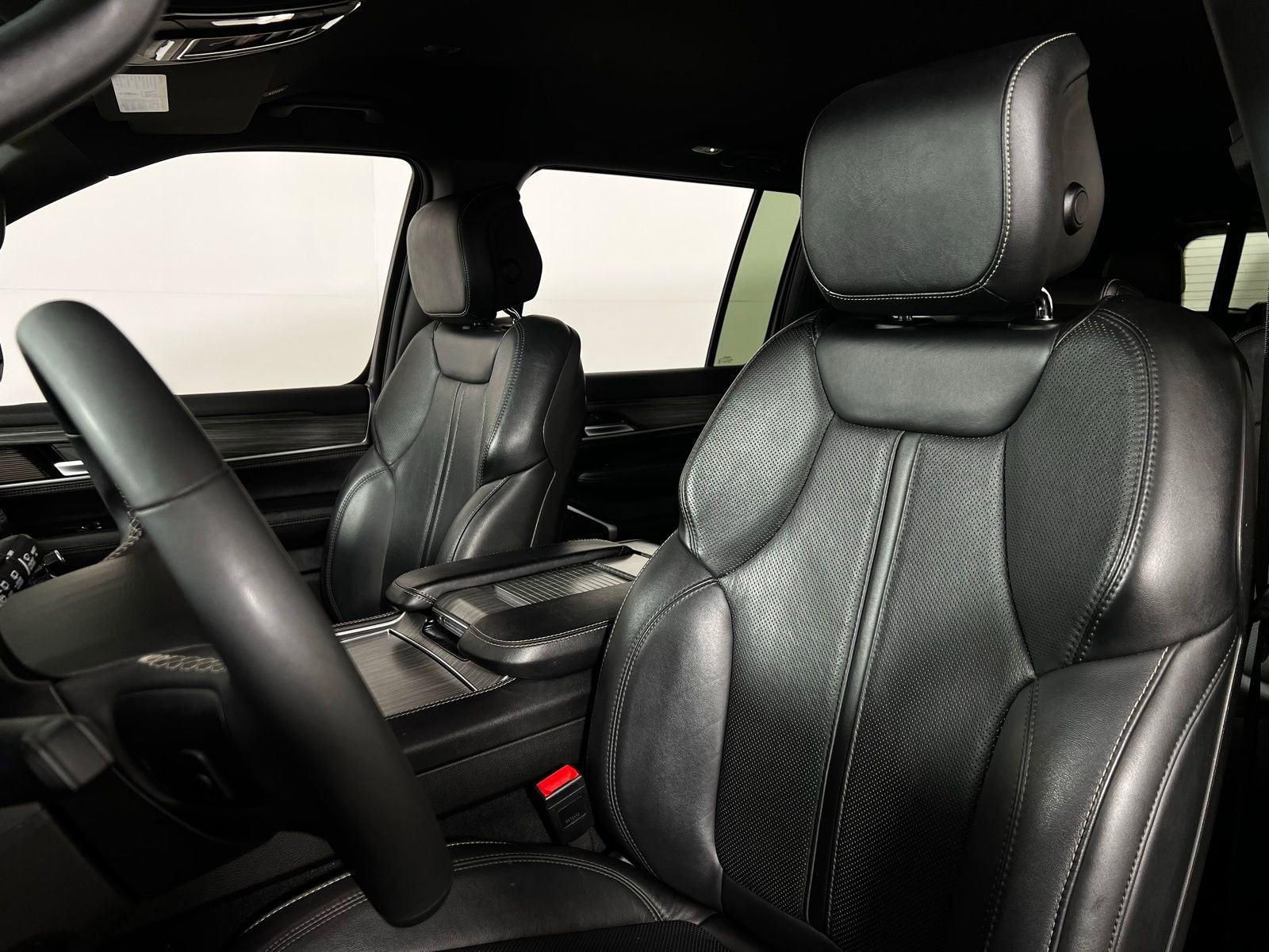 Used 2024 Jeep Wagoneer Series II w/ Flexible Seating Group image 13