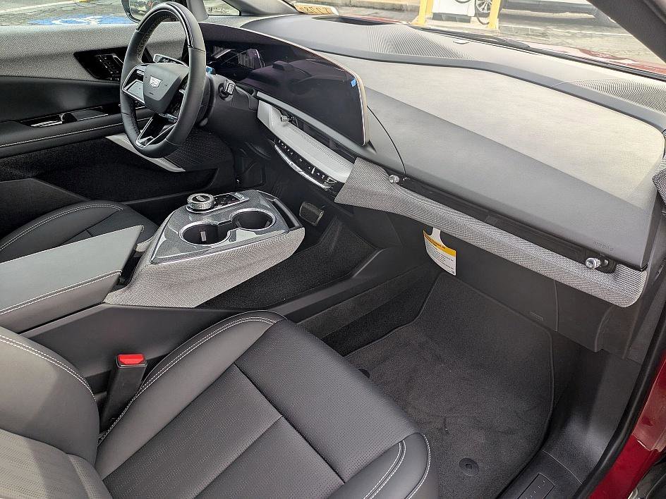 New 2025 Cadillac Optiq Luxury 2 AWD/4WD image 30